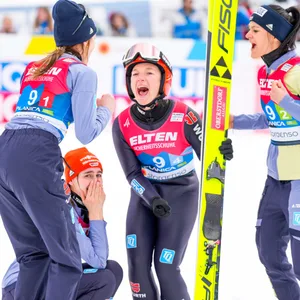Die deutschen Skispringerinnen bejubeln ihr WM-Gold
