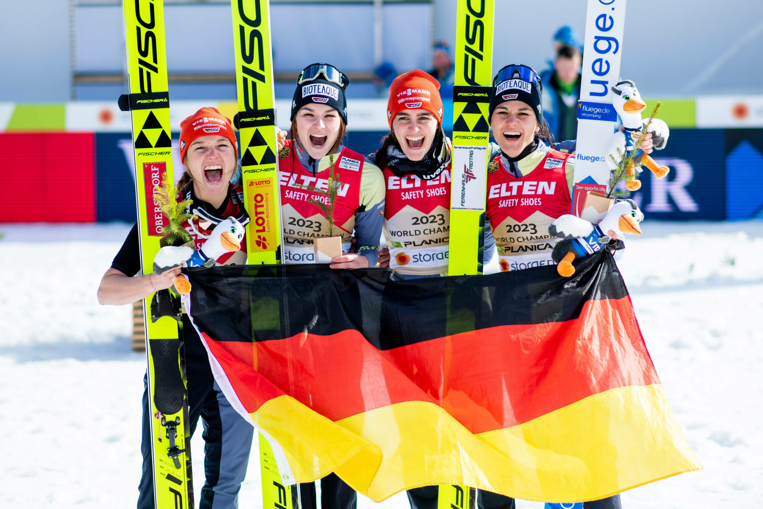 Die deutschen Skispringerinnen feiern ihr WM-Gold in Planica