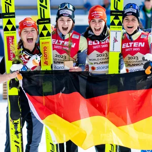 Die deutschen Skispringerinnen feiern ihr WM-Gold in Planica