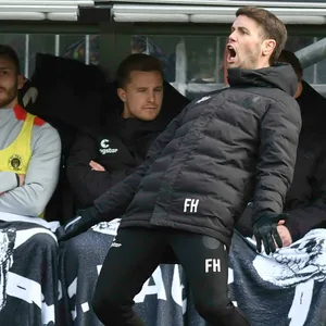 Fabian Hürzeler jubelt an der Seitenlinie