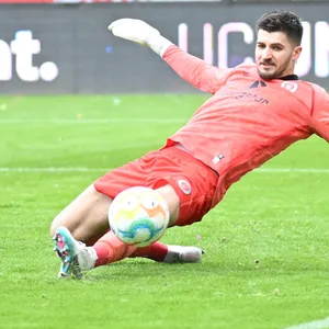 Nikola Vasilj pariert einen Schuss von Rostock