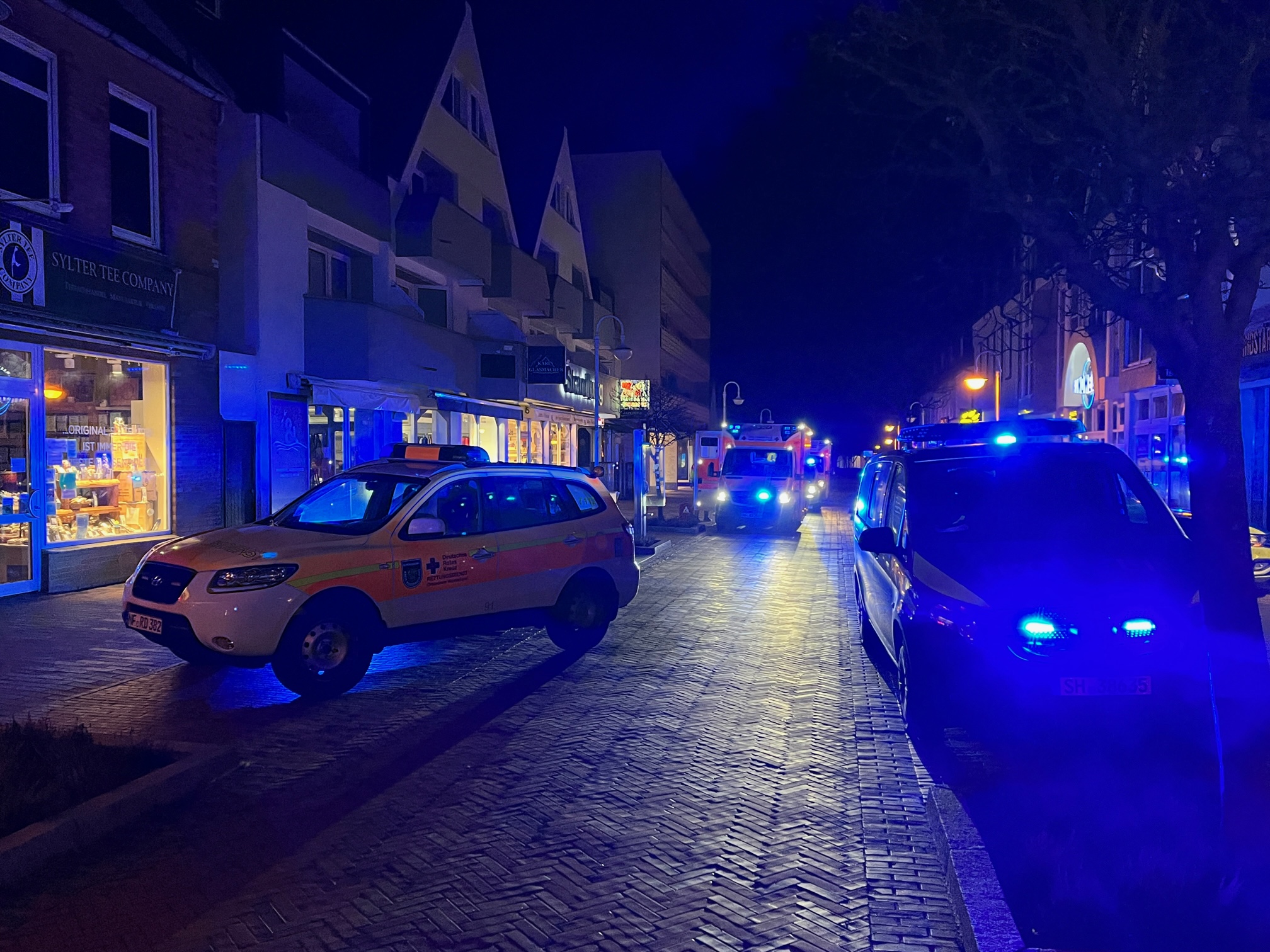Messerstecherei vor In-Kneipe in westerland – mehrere Streifenwagen ud Notarzt im Einsatz