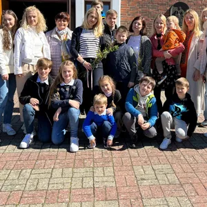 Iryna Thater (4. v. l.) mit ihren Cousinen, Schwägerinnen, Freundinnen, Nichten, Neffen vor der ukrainischen Kirche in Hamburg.