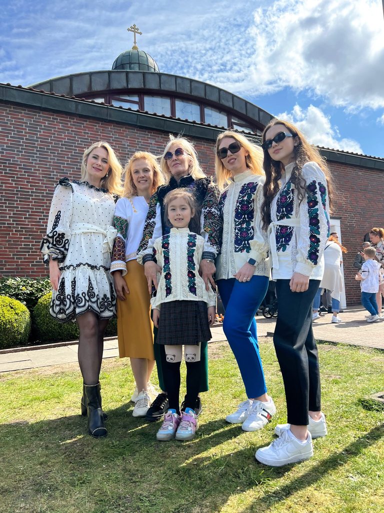 Iryna Thater mit ihrer Cousine, deren Nachbarinnen Oksana und Solomiya, ihrer Nichte Ustyna (18) und der kleinen Anna (7) in traditionellen Trachten vor der ukrainischen Kirche in Hamburg.