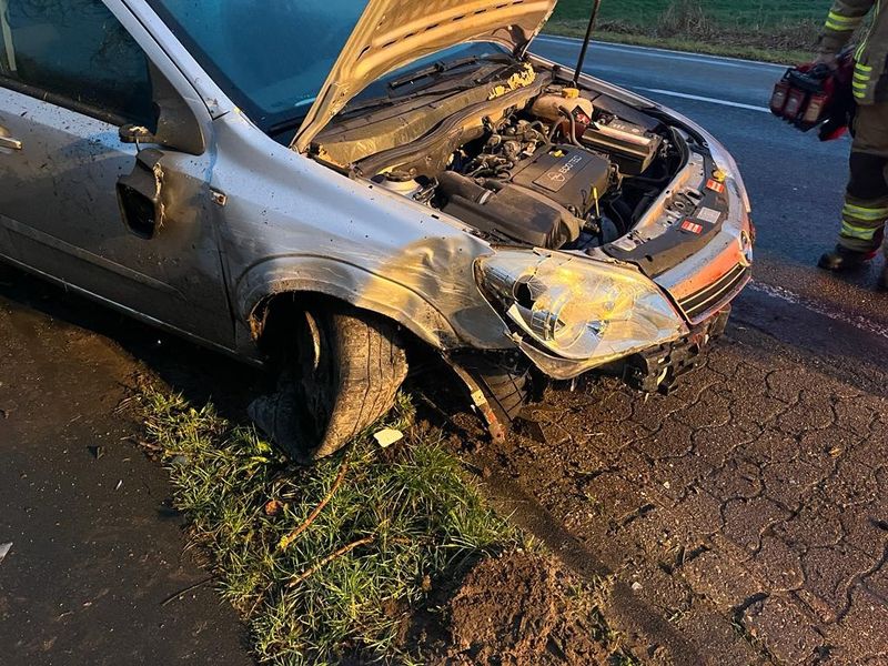 Der Opel Astra wurde bei dem Crash schwer beschädigt.