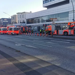 Die Feuerwehr rückte mit einem Großaufgebot an.