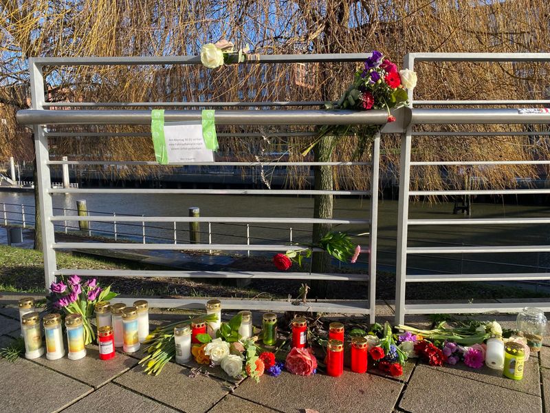 In Gedenken an die gestorbene Radfahrerin wurden hier Blumen und Kerzen niedergelegt.