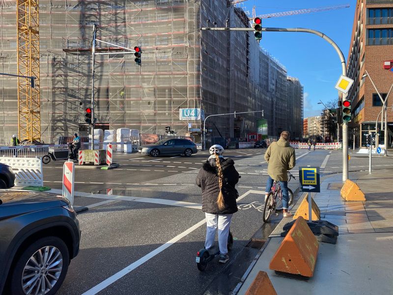 Dieser Autofahrer hält zu dem Rad- und der E-Scooterfahrerin auf dem Schutzstreifen Abstand.