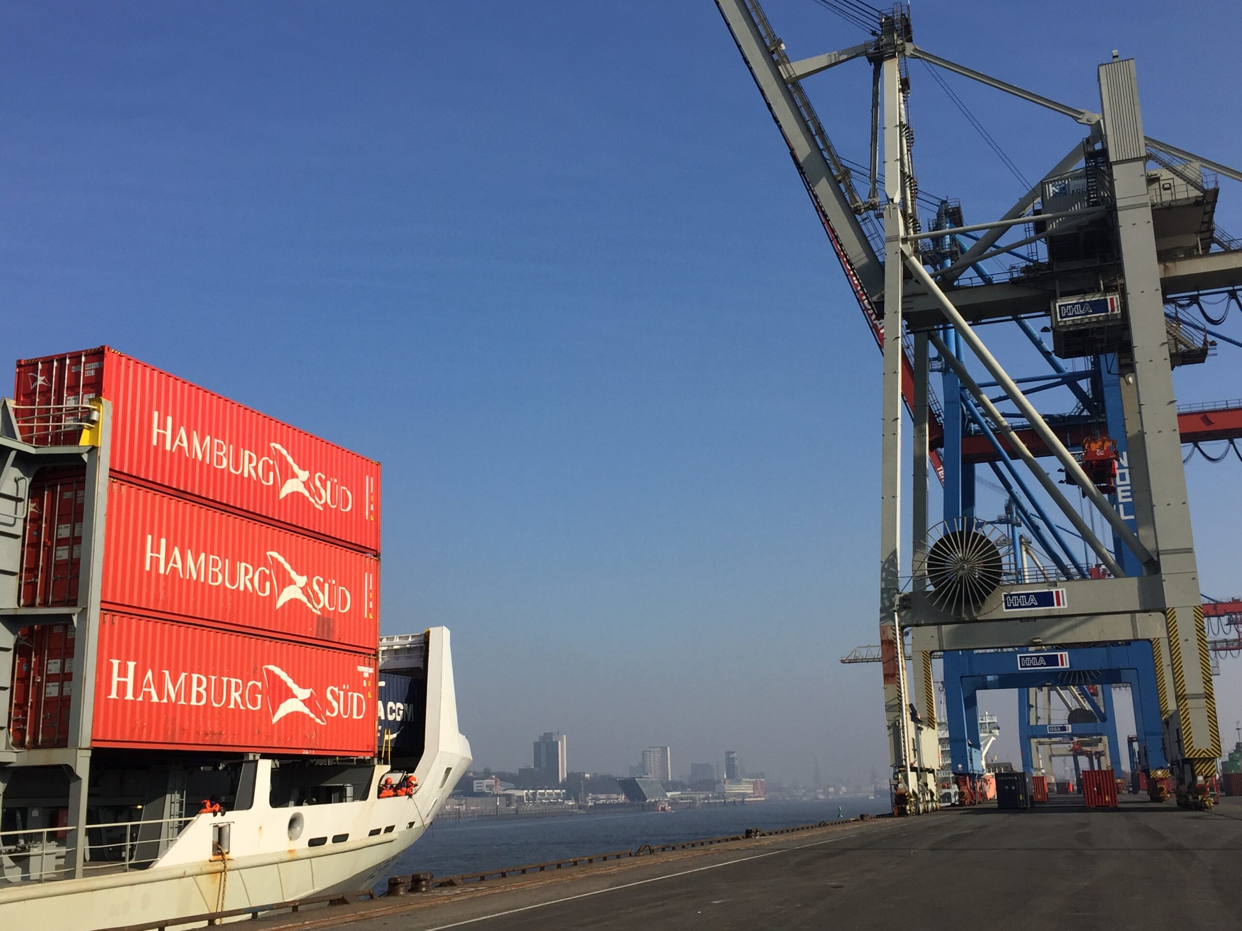 Ein Frachter mit Containern der Reederei „Hamburg Süd“ liegt im Hamburger Hafen