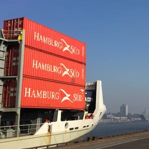 Ein Frachter mit Containern der Reederei „Hamburg Süd“ liegt im Hamburger Hafen