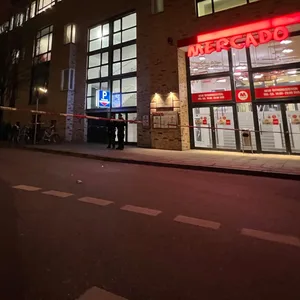 Die Große Rainstraße hinter dem Mercado in Ottensen ist gesperrt