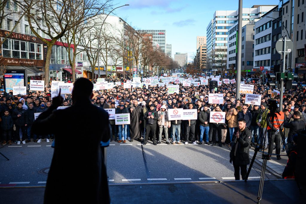 Die Veranstalter der Demo gehören zu einem islamistischen Netzwerk.