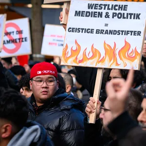 Teilnehmer der Islamisten-Demo mobilisieren gegen den Westen.