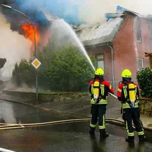 Großeinsatz im Norden – Wohnhaus brennt nieder