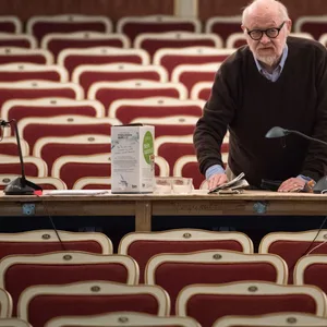 Intendant Jürgen Flimm im Saal der sanierten Staatsoper in Berlin (Archivbild).