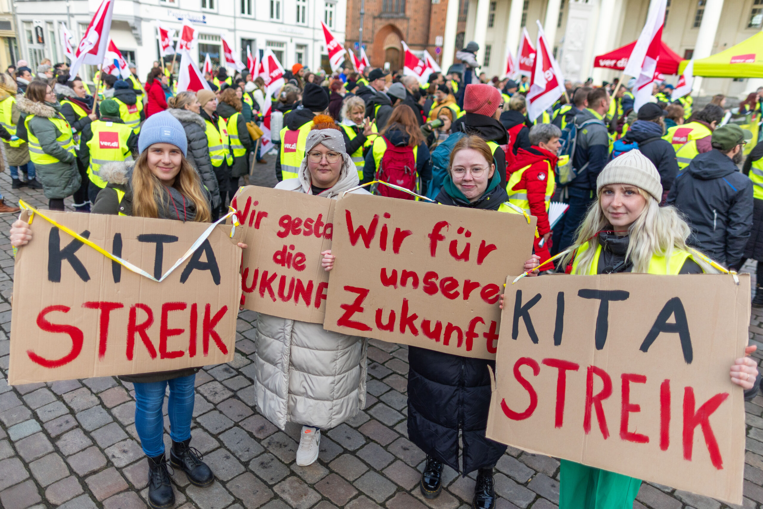 Hunderte Gewerkschaftsmitglieder auf einer Kundgebung in der Innenstadt von Schwerin. Verdi warnt vor einer Ausweitung der Streiks.