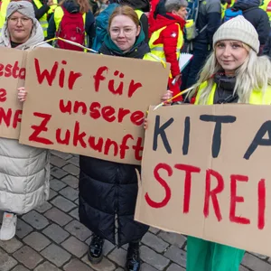 Hunderte Gewerkschaftsmitglieder auf einer Kundgebung in der Innenstadt von Schwerin. Verdi warnt vor einer Ausweitung der Streiks.