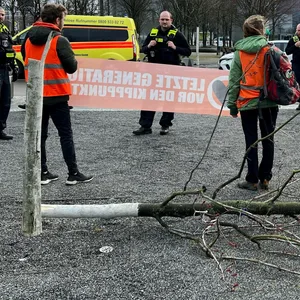 Aktivisten der Letzten Generation fällten einen Baum vor dem Kanzleramt in Berlin.