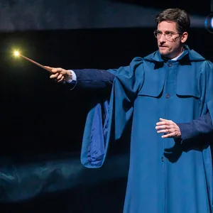 Der erwachsene Harry Potter im blauen Umhang mit einem leuchtenden Zaubrstab