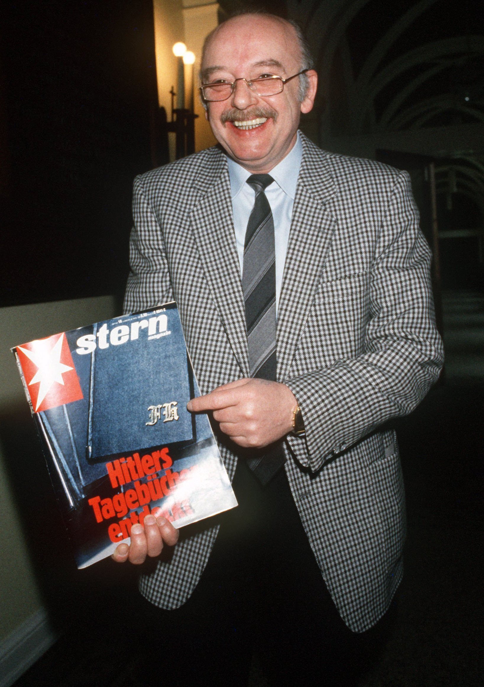Konrad Kujau, der Fälscher der „Hitler-Tagebücher“, mit der „Stern“-Ausgabe von 1983, in der die Fälschungen erstmals veröffentlicht würden.