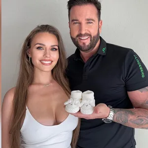 Laura Müller und Michael Wendler mit Kinderschuhen