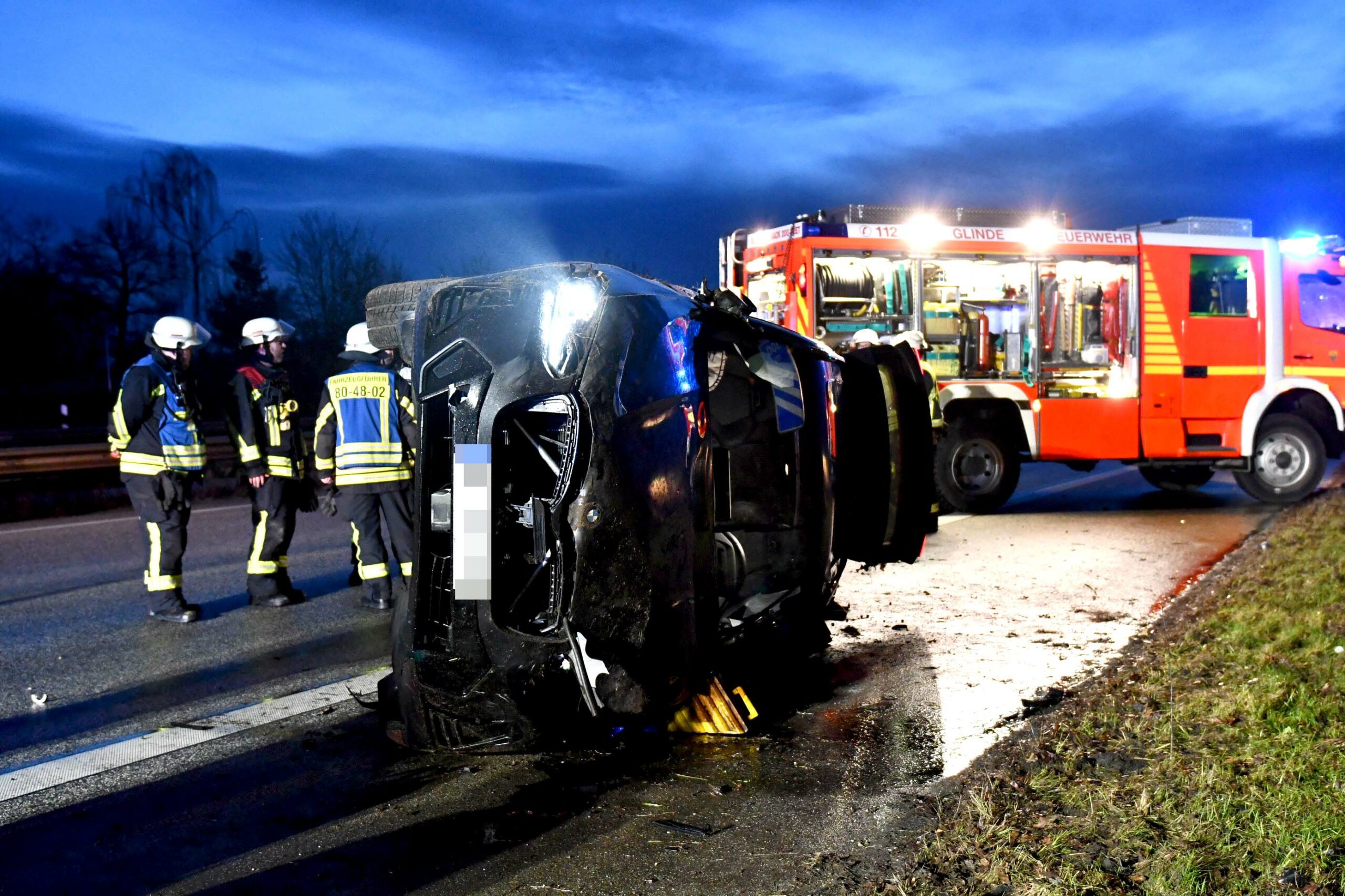 Unfall auf Autobahn nahe Hamburg – BMW überschlägt sich