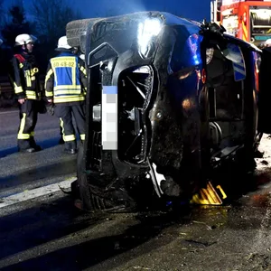 Unfall auf Autobahn nahe Hamburg – BMW überschlägt sich