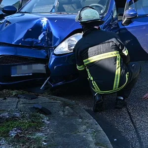 Frontal gegen Lichtmast – Frau bei Unfall in Harburg schwer verletzt
