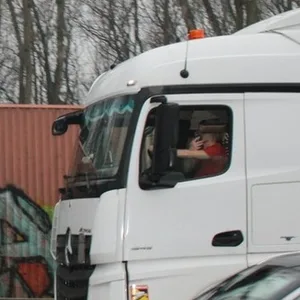 Auch dieser Lkw-Fahrer filmte den Einsatz der Rettungskräfte mit seinem Smartphone.
