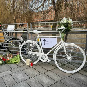 Bei der Mahnwache für die Radfahrerin, die auf der Kreuzung Überseeallee/Osakaallee tödlich verunglückt ist, haben Teilnehmer ein sogenanntes Geisterfahrrad aufgestellt.