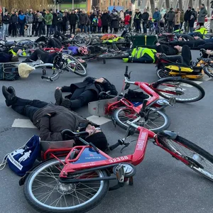 Mahnwache für die Radfahrerin, die auf der Kreuzung Überseeallee/Osakaallee tödlich verunglückt ist.