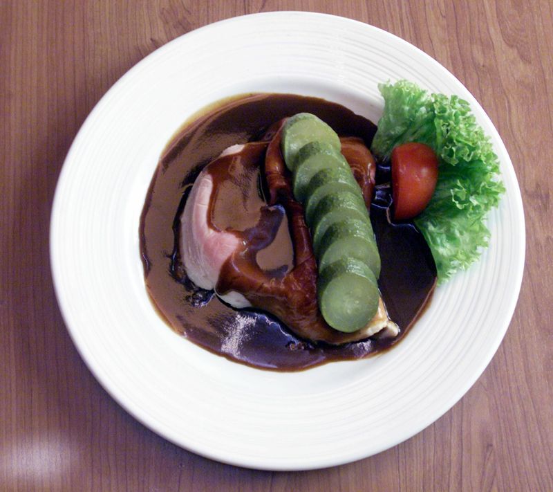 Rundstück warm: Ein aufgeschnittenes Brötchen mit kaltem Bratenfleisch und viel warmer, brauner Soße