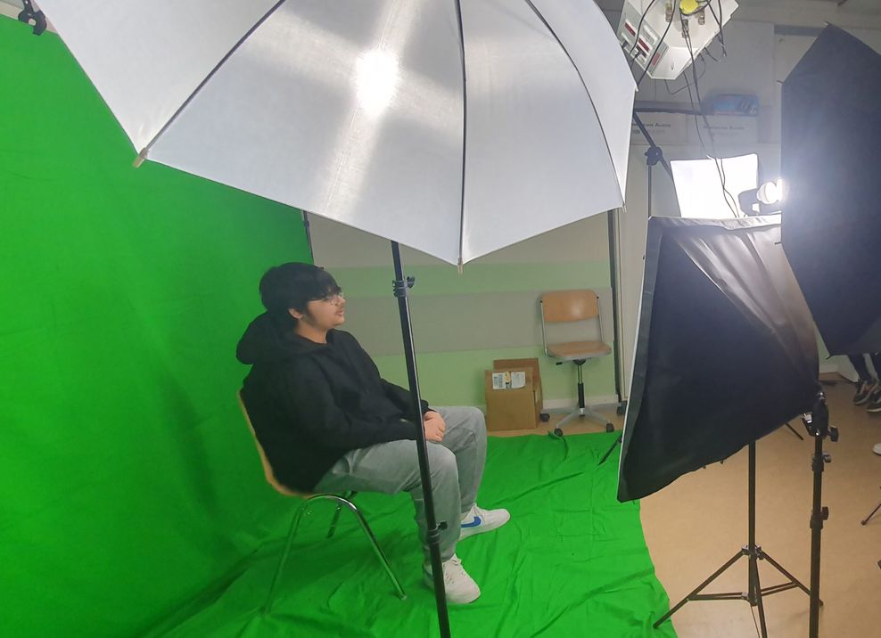 Onkar beim Dreh des Videos vor dem green-Screen.