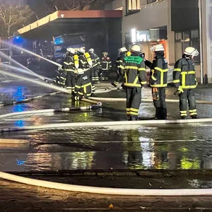 Die Feuerwehr löscht den Brand in Steilshoop.