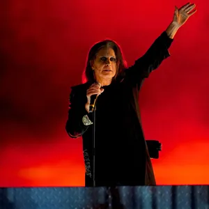 Ozzy Osbourne tritt während der Abschlusszeremonie der Commonwealth Games 2022 im Alexander Stadium auf.