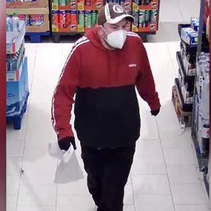 Mit einem Foto aus der Überwachungskamera fahndet die Polizei nach diesen Mann.