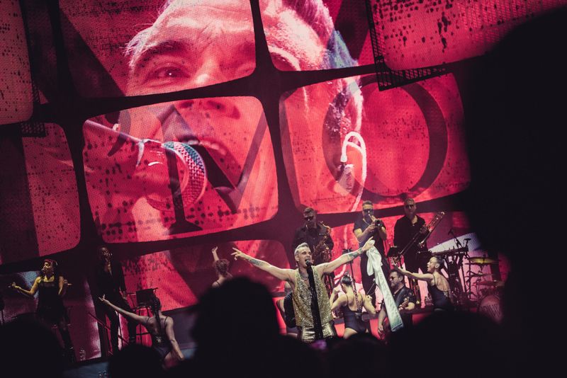 Tänzerinnen, XXL-Monitore mit Live-Bildern und Animationen – showtechnisch fährt Robbie Williams in Hamburg einiges auf.