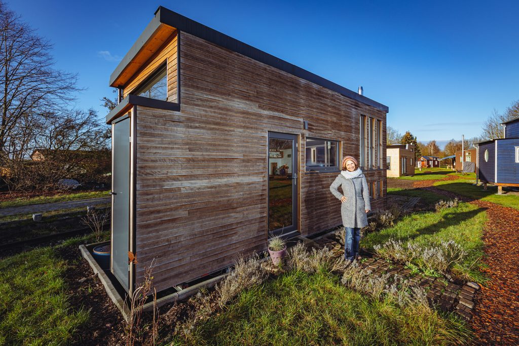 Silke Hellmeier vor ihrem Tiny House