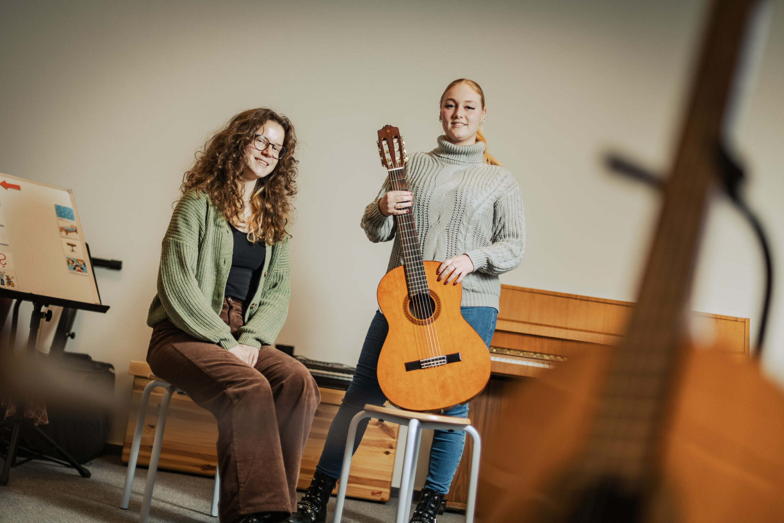 FSJlerinnen Mia Bloßfeld und Celina Heyden sitzen im Musikraum der Schule Bekkamp.