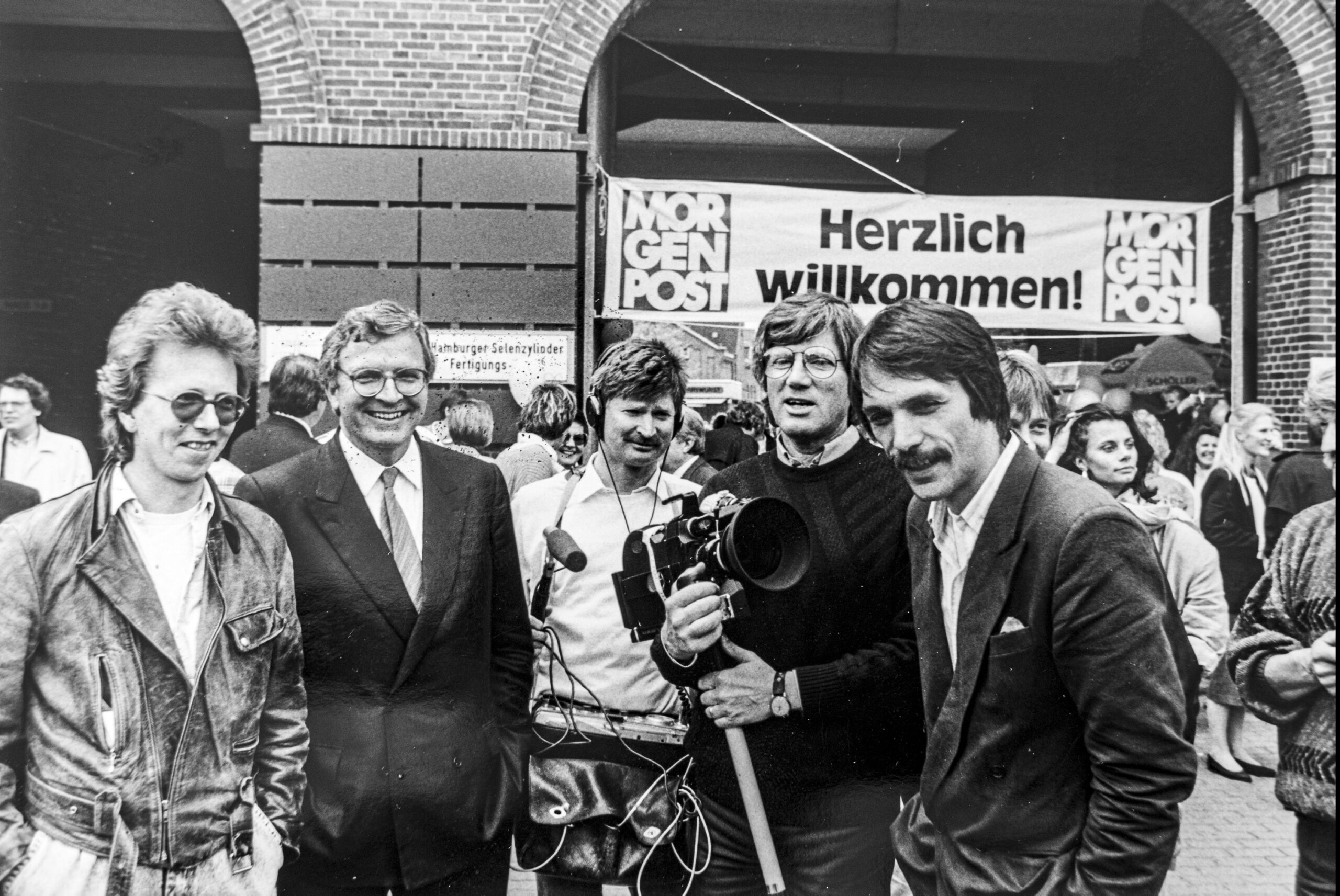 Gruner+Jahr-Boss Gerd Schulte Hillen (2. v. l.) 1992 bei einem Sommerfest der MOPO am Standort Griegstraße mit einem TV-Team
