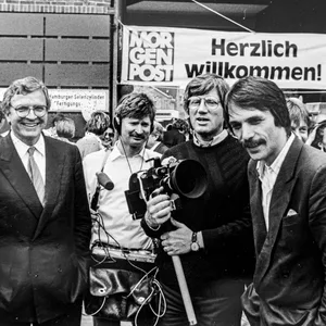 Gruner+Jahr-Boss Gerd Schulte Hillen (2. v. l.) 1992 bei einem Sommerfest der MOPO am Standort Griegstraße mit einem TV-Team