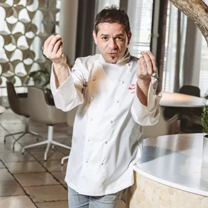 Der italienische Spitzenkoch Matteo Ferrantino (43) hat sich mit seinem Restaurant „Bianc“ in der HafenCity zwei „Michelin“-Sterne erkocht.