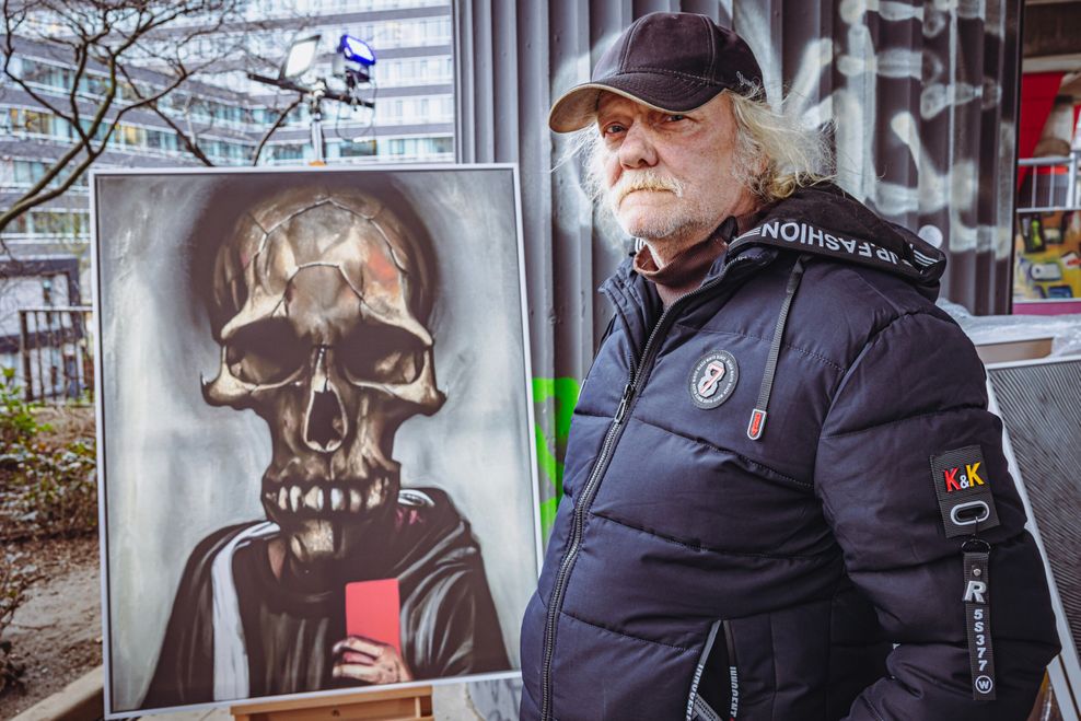Reiner Rümke vor seinem Kunstwerk