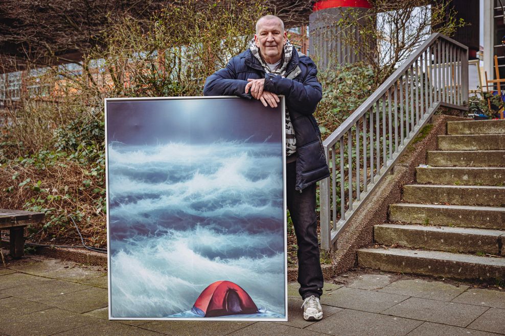 Peter Konken mit seinem Kunstwerk