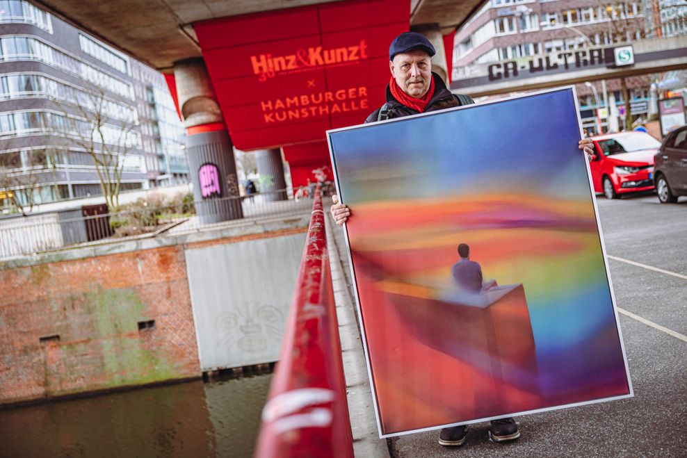 Jörg Petersen mit seinem Kunstwerk