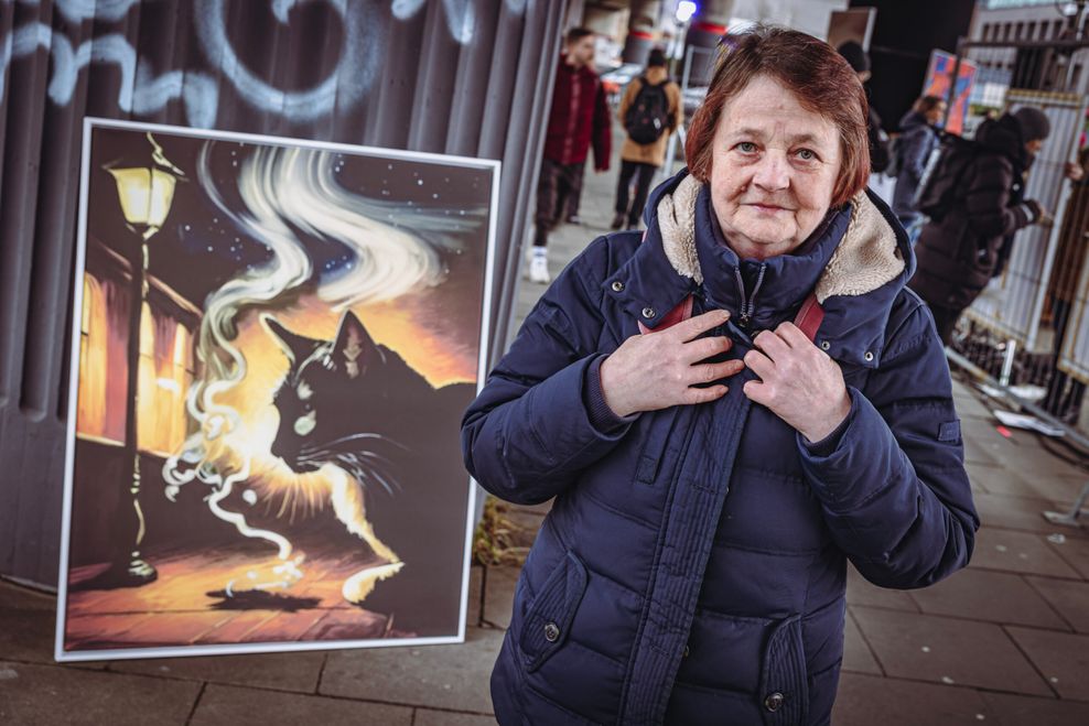 Silvia Zahn vor ihrem Kunstwerk