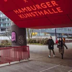 Unter der S-Bahnstation Hammerbrook eröffnete jetzt die „Hinz&Kunzt“-Ausstellung in Zusammenarbeit mit der Hamburger Kunsthalle.
