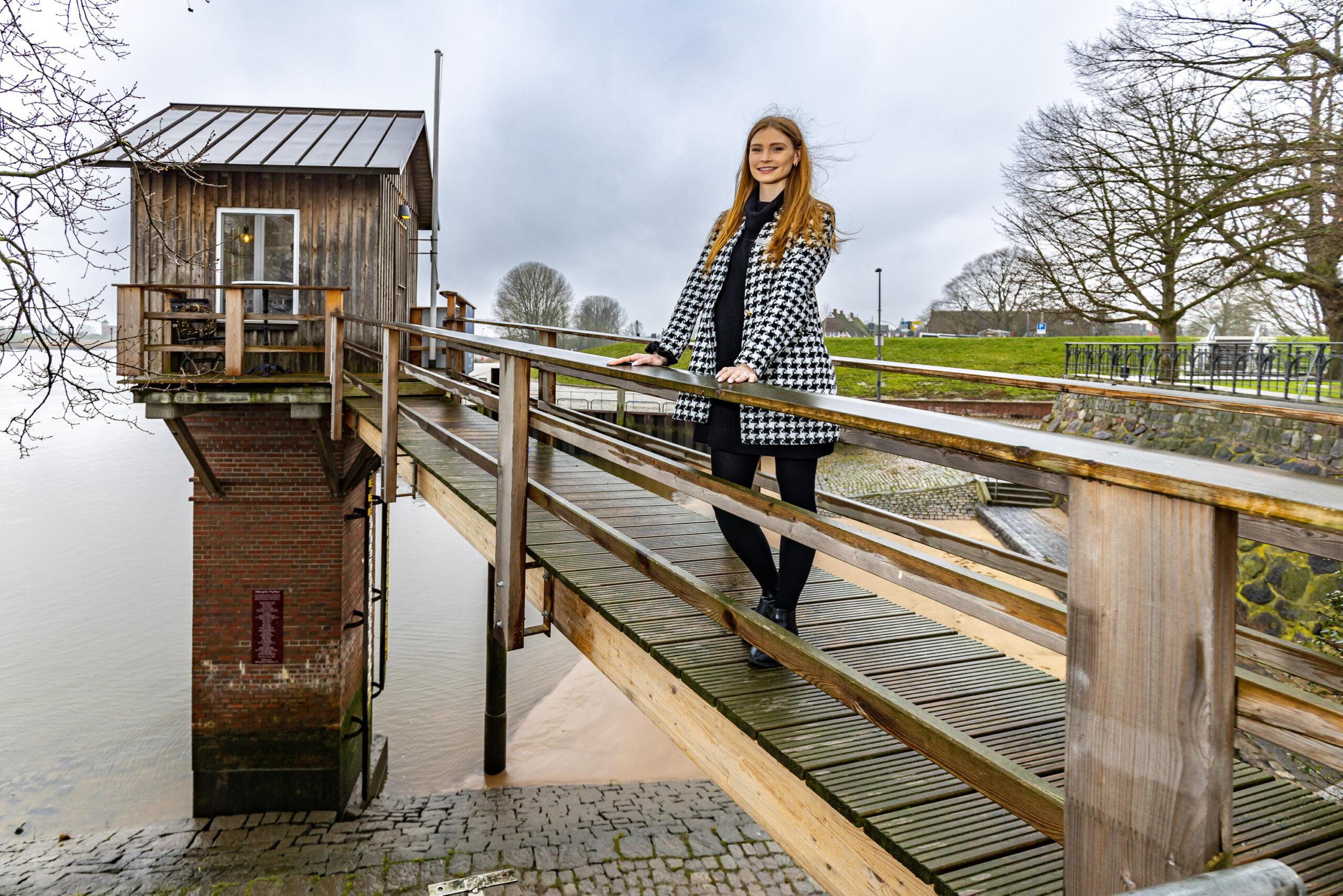 Sales- und Marketingmanagerin Liska Rohland steht auf der Brücke zum Pegelhaus