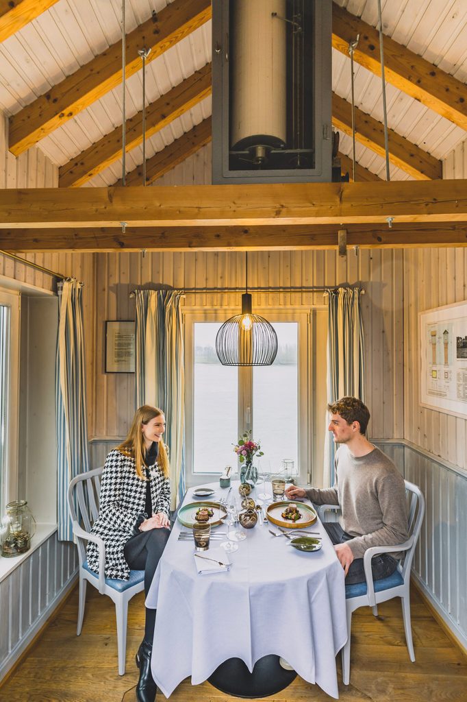 MOPO-Reporter Daniel Dörffler und Marketingmanagerin Liska Rohland im „Zollenspieker Fährhaus“.