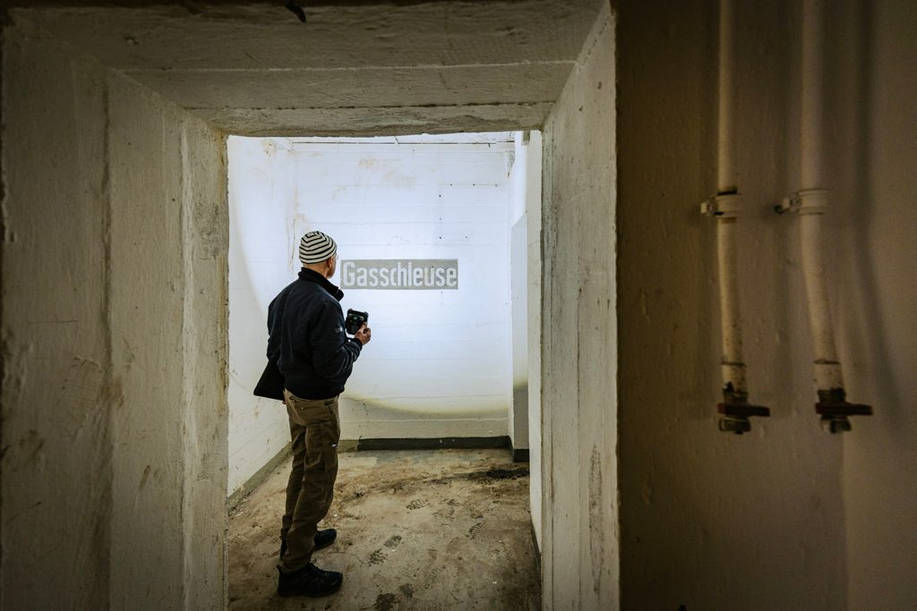 MOPO-Reporter Thomas Hirschbiegel in dem etwa 350 Quadratmeter großen Bunker unter dem Neuen Wall.